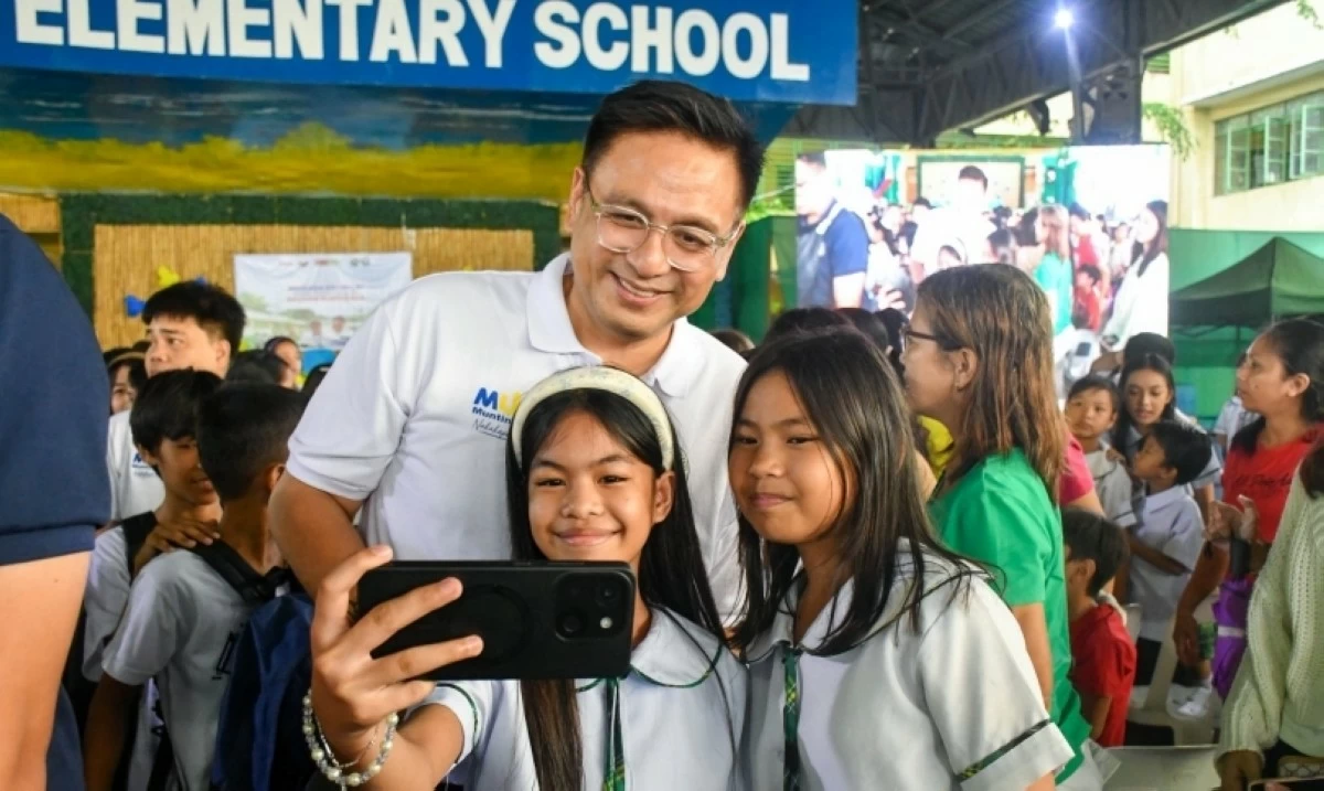 Muntinlupa Mayor Ruffy Biazon poses for a selfie with students during the distribution of free Balik Eskwela packages (Photo from Muntinlupa PIO)