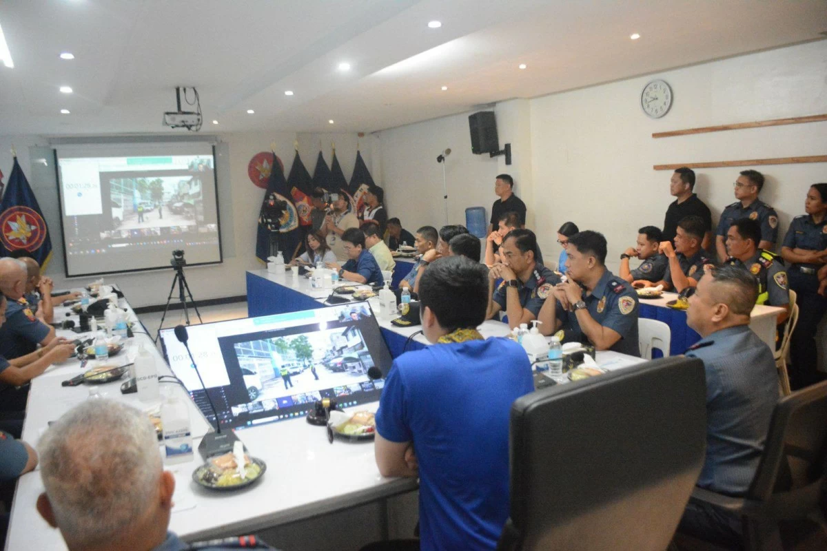Pasig City Mayor Vico Sotto joins the Eastern Police District (EPD) during a simulation exercise for the Philippine National Police’s (PNP) 5-minute Response Time Program. (Photos from EPD)
