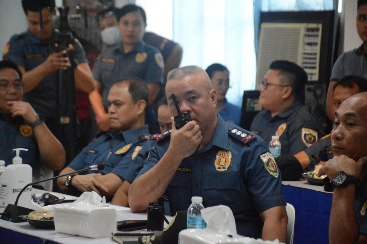 Pasig City Mayor Vico Sotto joins the Eastern Police District (EPD) during a simulation exercise for the Philippine National Police’s (PNP) 5-minute Response Time Program. (Photos from EPD)