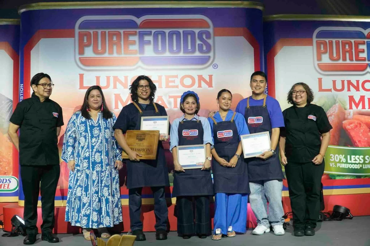 Cook off Judge Chef Gene Gonzalez; Purefoods head of marketing, Mai Gonzales; Cook off challengers, Jujumao; Grace Tanfelix; Laureen Uy-Cruz and Miggy Cruz; and Cook off judge Chef Pam Obieta