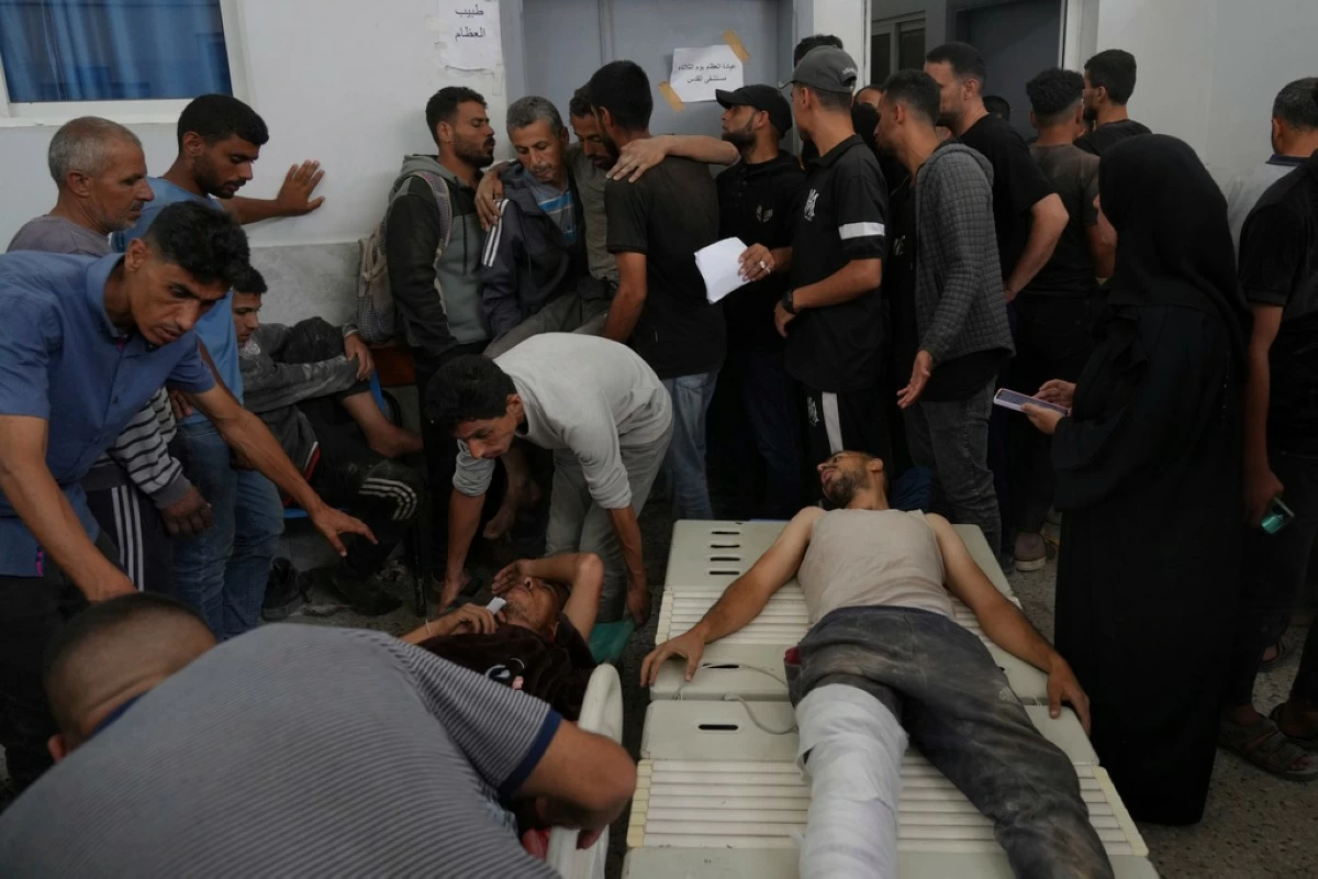 Palestinians, who were injured last night while trying to get access to humanitarian aid, arrive at the al-Shifa Hospital, in Gaza City, Wednesday, June 11, 2025. (AP Photo/Jehad Alshrafi)