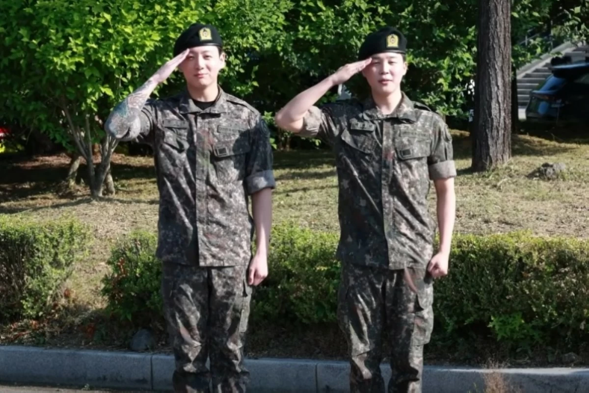 BTS' Jungkook and Jimin upon their discharge from the military on June 11 (Screenshot from Dispatch video on YouTube)