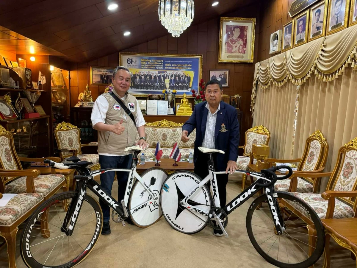 Philippine Olympic Committee and cycling federation president Abraham “Bambol” Tolentino inspects two bikes of the Thailand cycling association headed by General Decha Hemkasri.
