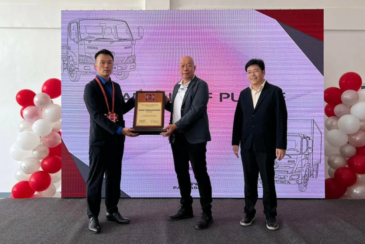 Hino Motors Philippines President, Shingo Sakai awards the dealership symbol to Rene So, Hino Pangasinan’s Chairman.