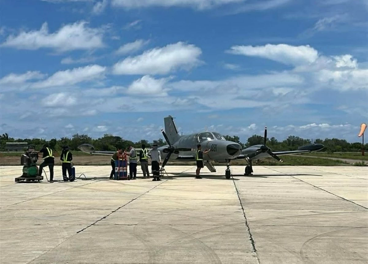 Philippine Army personnel prepare a twin-engined Cessna 421B aircraft ahead of a maritime air patrol in the Philippine Sea on June 11, 2025. (Photo: Aviation Regiment) 