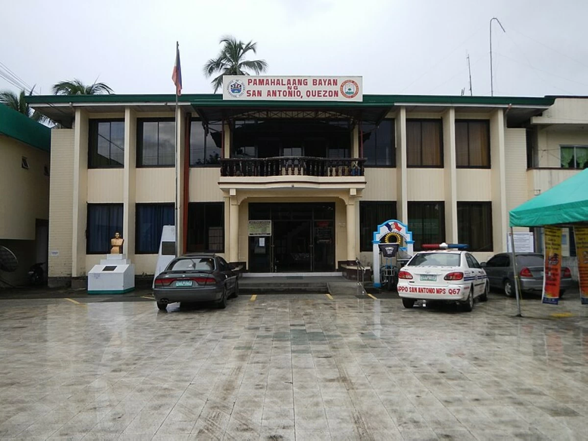 SAN Antonio, Quezon municipal hall. (Wikipedia)