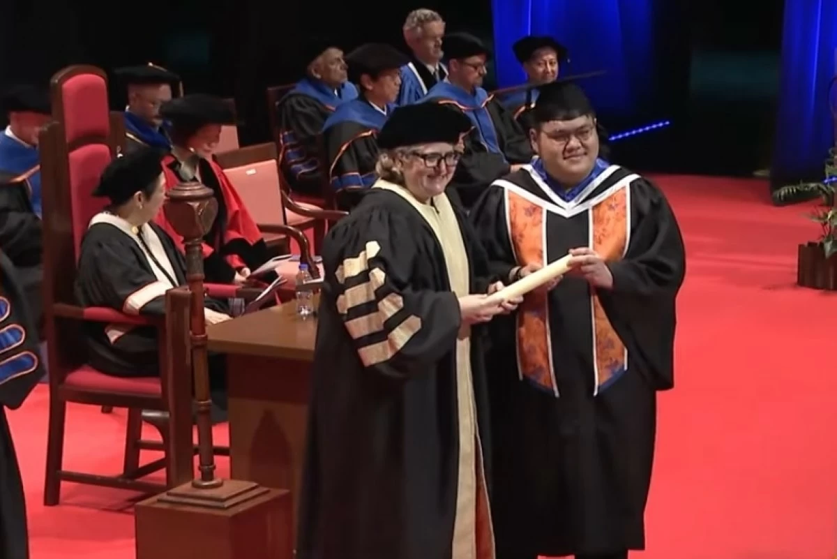 Adam Christopher Chan (right) with Prof. Joanne Roberts, president of Yale-NUS College in Singapore, during the graduation ceremony (Screenshot from Yale-NUS video on YouTube) 