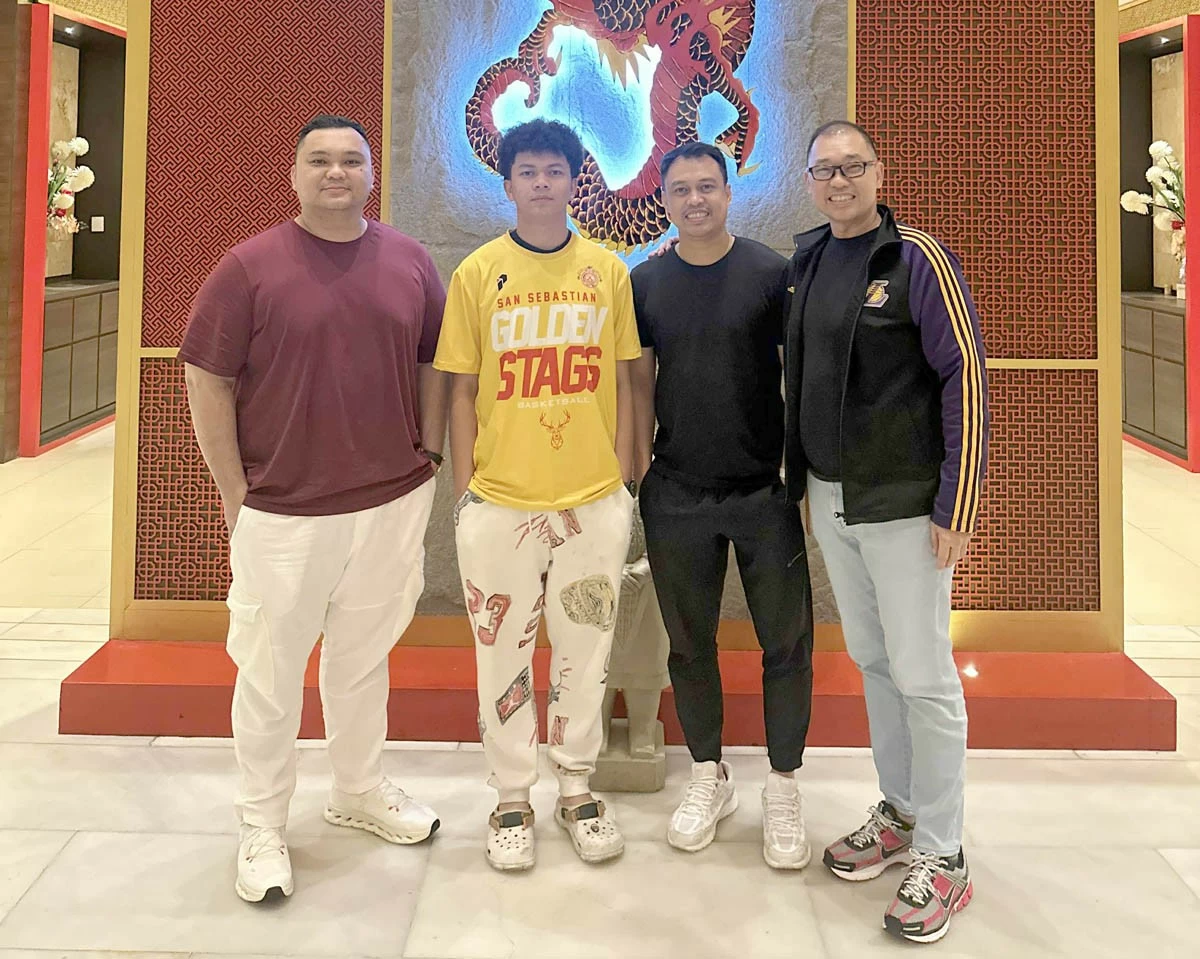 Mark Esperanza poses with (from left) team patron Jackson Chua, Stags coach Rob Labagala and Bernard Yang.