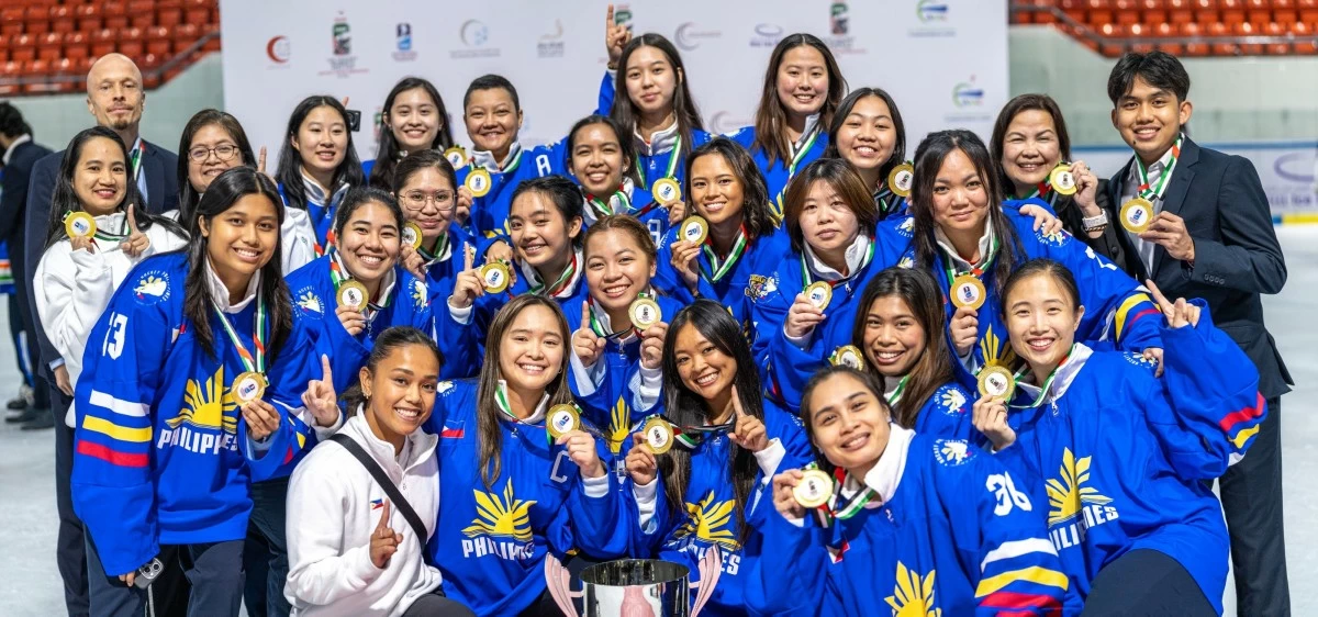 The team celebrates their historic 2025 IIHF Women’s Asia Cup victory with pride. Photo by Norton Qua.
