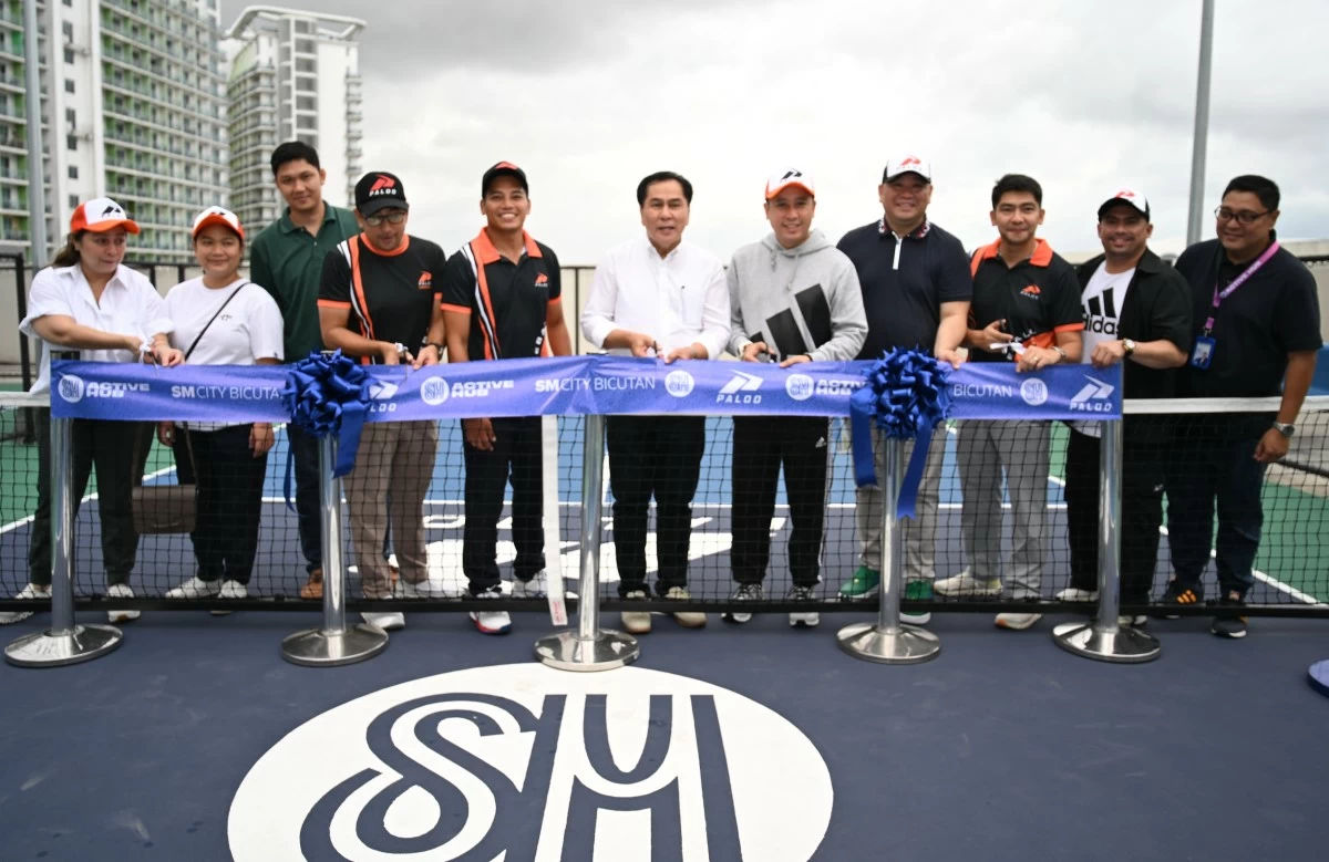 SM Sports and Leisure Center (SLC), SM City Bicutan, and Paloo PH executives join Parañaque City Brgy. Captain Mario Jimenez (center) at the launch of the SM City Bicutan permanent pickleball courts.
