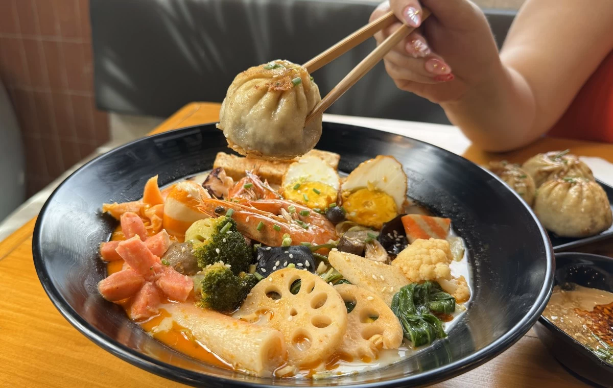 Enjoy flavorful bites like this hotpot bowl from Honey Tang, located at SM City Bicutan’s Food Hall, delivered straight to your table through the SM Malls Online app.
