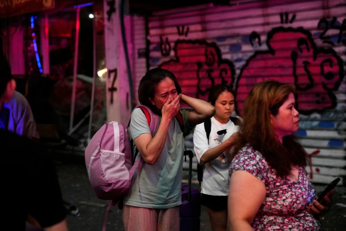 People evacuate after a missile launched from Iran struck Tel Aviv, Israel, Monday June 16, 2025. (AP Photo/Baz Ratner)