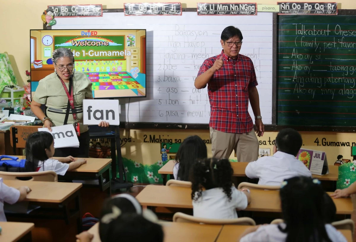 President Ferdinand R. Marcos Jr. visited and interacted with Grade 1 students at Epifanio Delos Santos Elementary School in Malate, Manila, on the first day of classes for the 2025–2026 school year, June 16, 2025. (Mark Balmores / Manila Bulletin)
