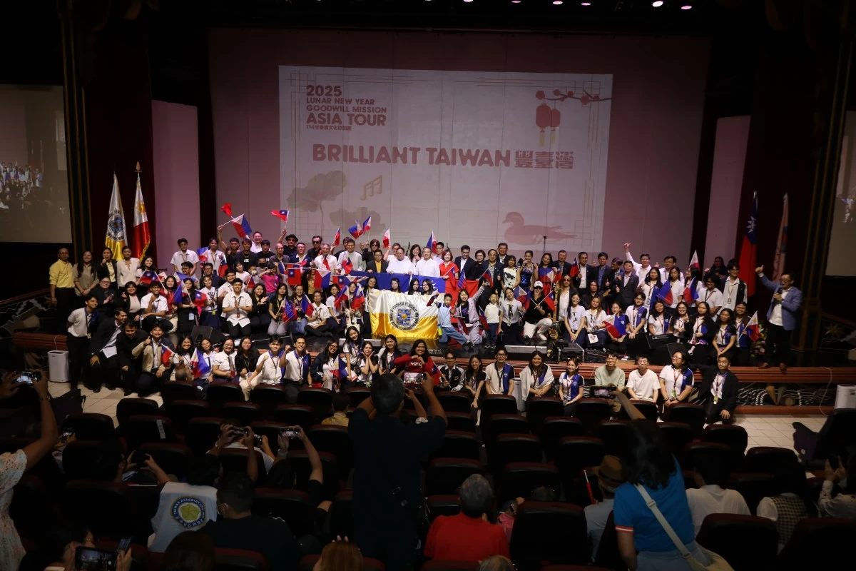 UST students with performers and distinguished guests including TECO Representative Wallace M.G. Chow