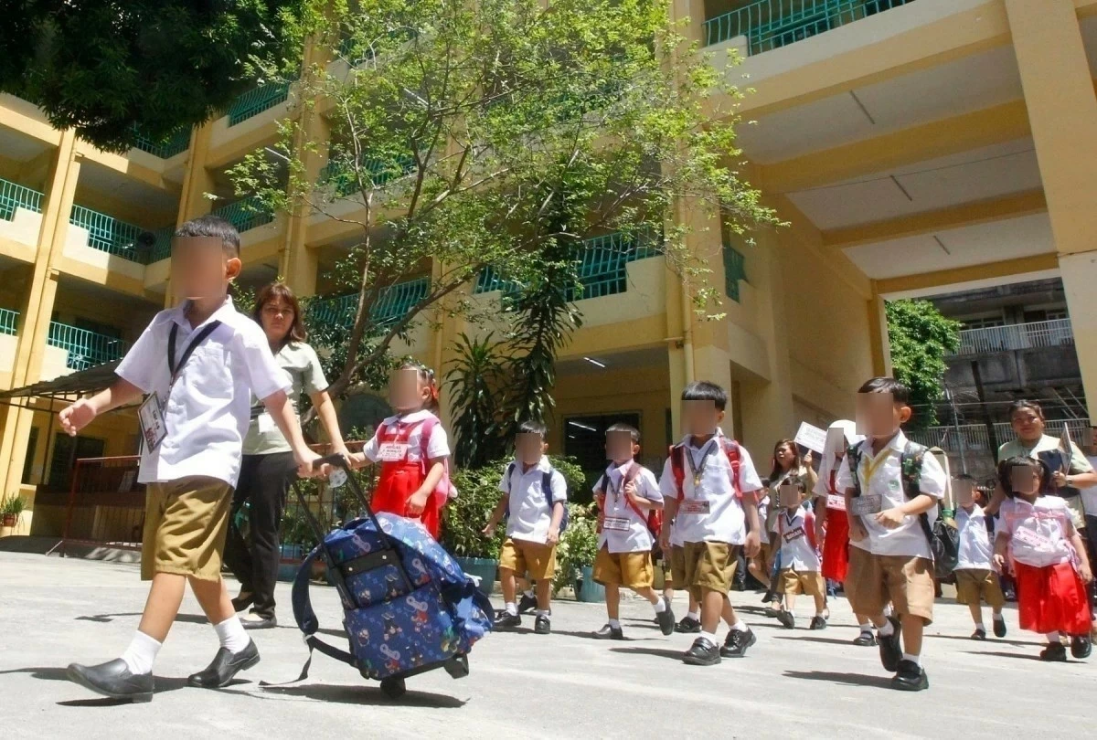 Pupils of Epifanio Delos Santos Elementary School in Malate, Manila during the first day of classes on June 16, 2025. (Mark Balmores / Manila Bulletin)