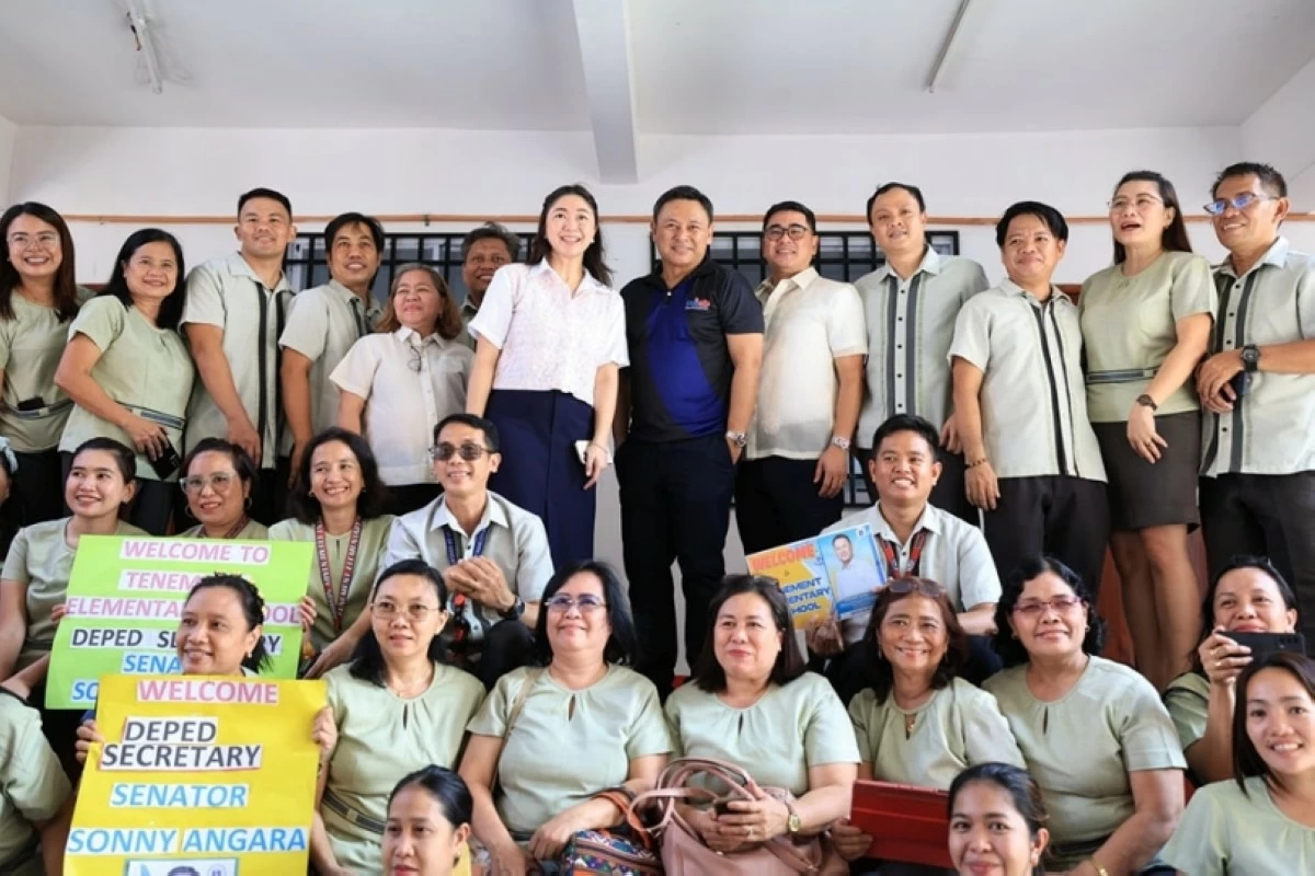 Taguig Mayor Lani Cayetano and Education Sec. Sonny Angara at Tenement Elementary School in Barangay Western Bicutan (Photo from Mayor Cayetano's Facebook account)