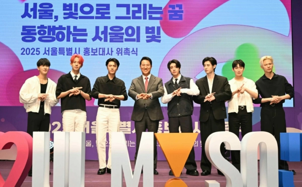 Seoul Mayor Oh Se-hoon (4th from left) with ENHYPEN (Photo from the Seoul Metropolitan Government) 