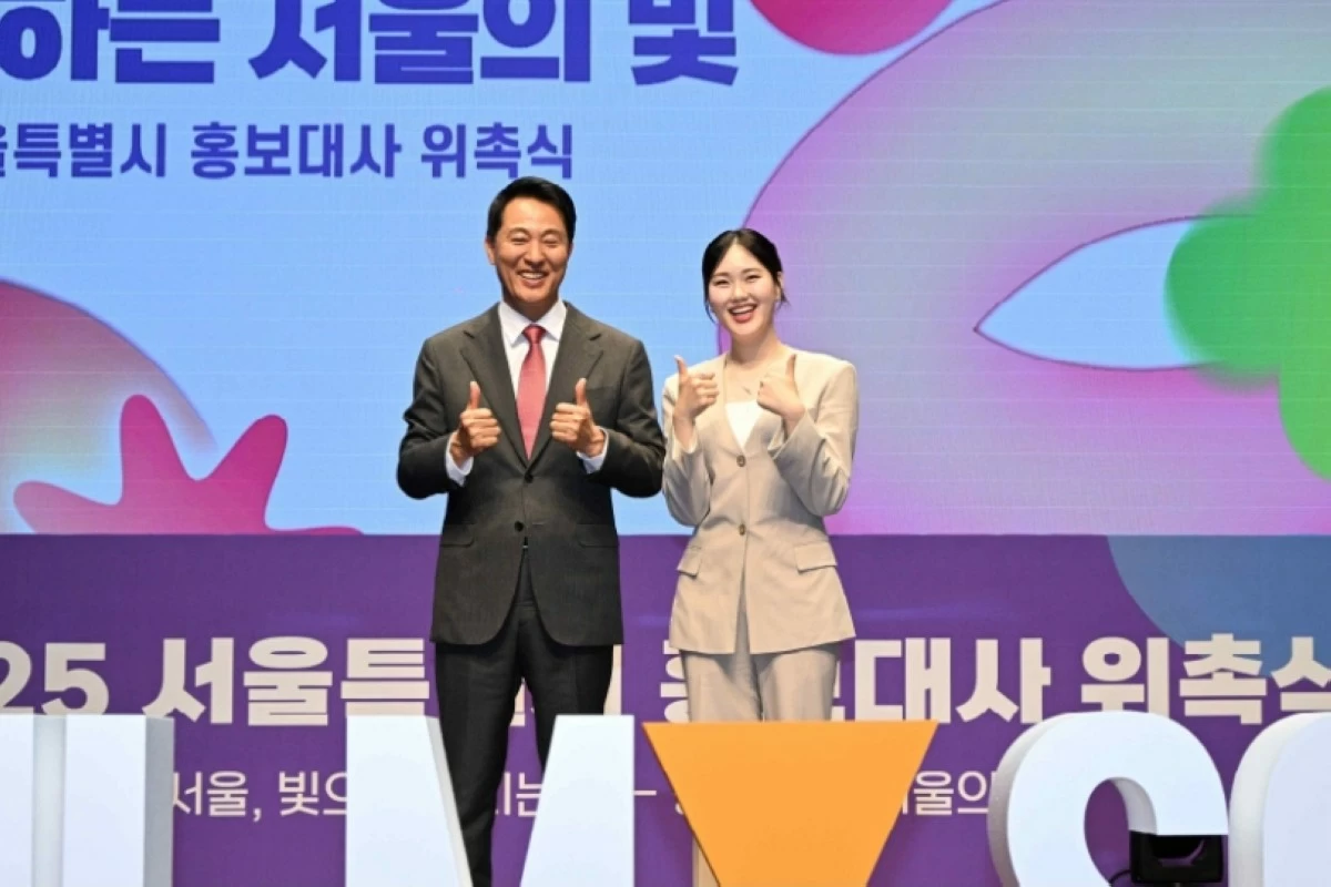 Seoul Mayor Oh Se-hoon (left) with broadcaster Eom Ji-yoon (Photo from the Seoul Metropolitan Government) 
