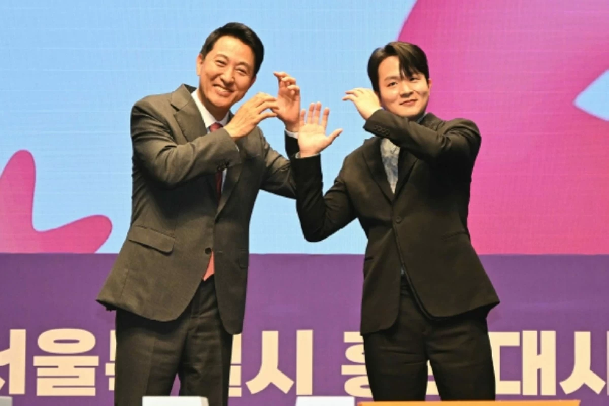 Seoul Mayor Oh Se-hoon (left) with pianist Yekwon Sunwoo (Photo from the Seoul Metropolitan Government) 