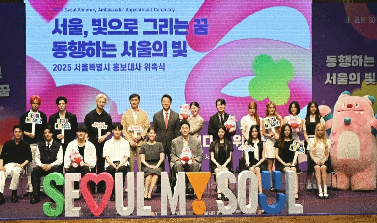 Seoul Mayor Oh Se-hoon with the new Seoul honorary ambassadors ENHYPEN,  Hearts2Hearts, actor Kim Suk-hoon, YouTuber Park We, pianist Yekwon Sunwoo, actress Song Ji-eun, and broadcaster Eom Ji-yoon (Photo from the Seoul Metropolitan Government) 
