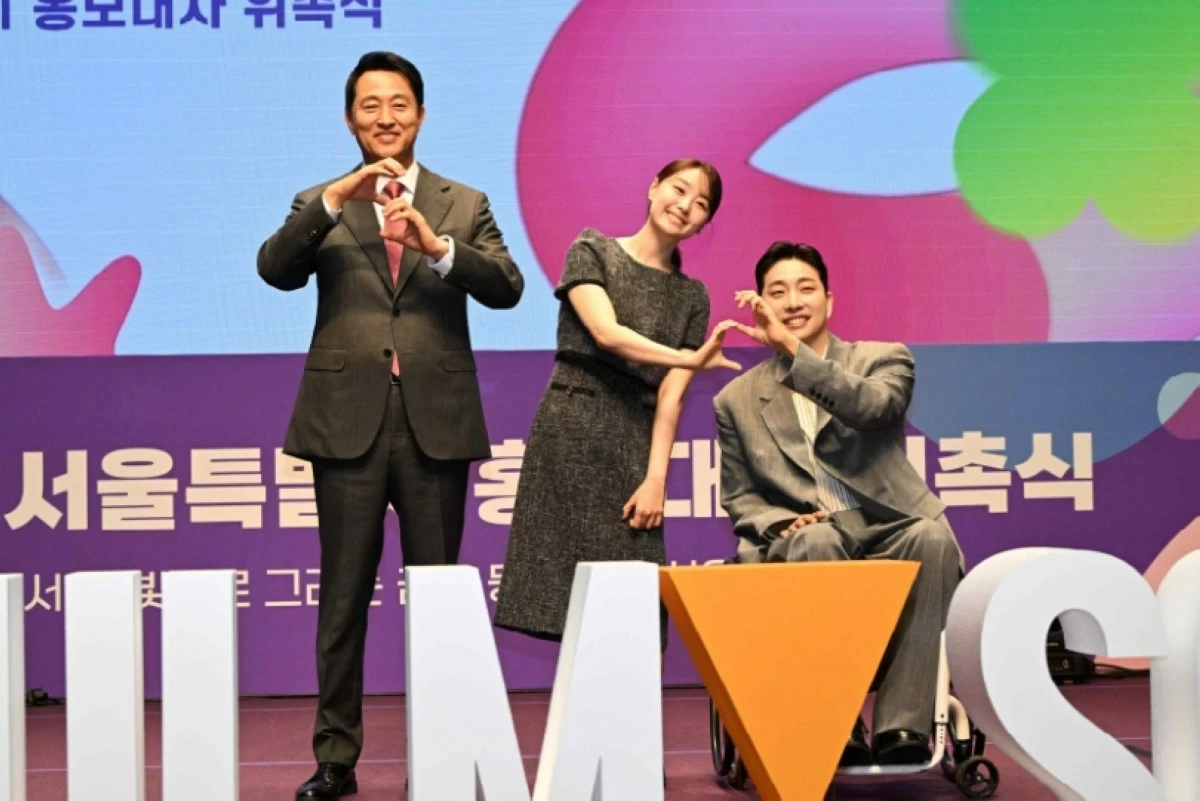 Seoul Mayor Oh Se-hoon (left) with YouTuber Park We and actress Song Ji-eun (Photo from the Seoul Metropolitan Government) 