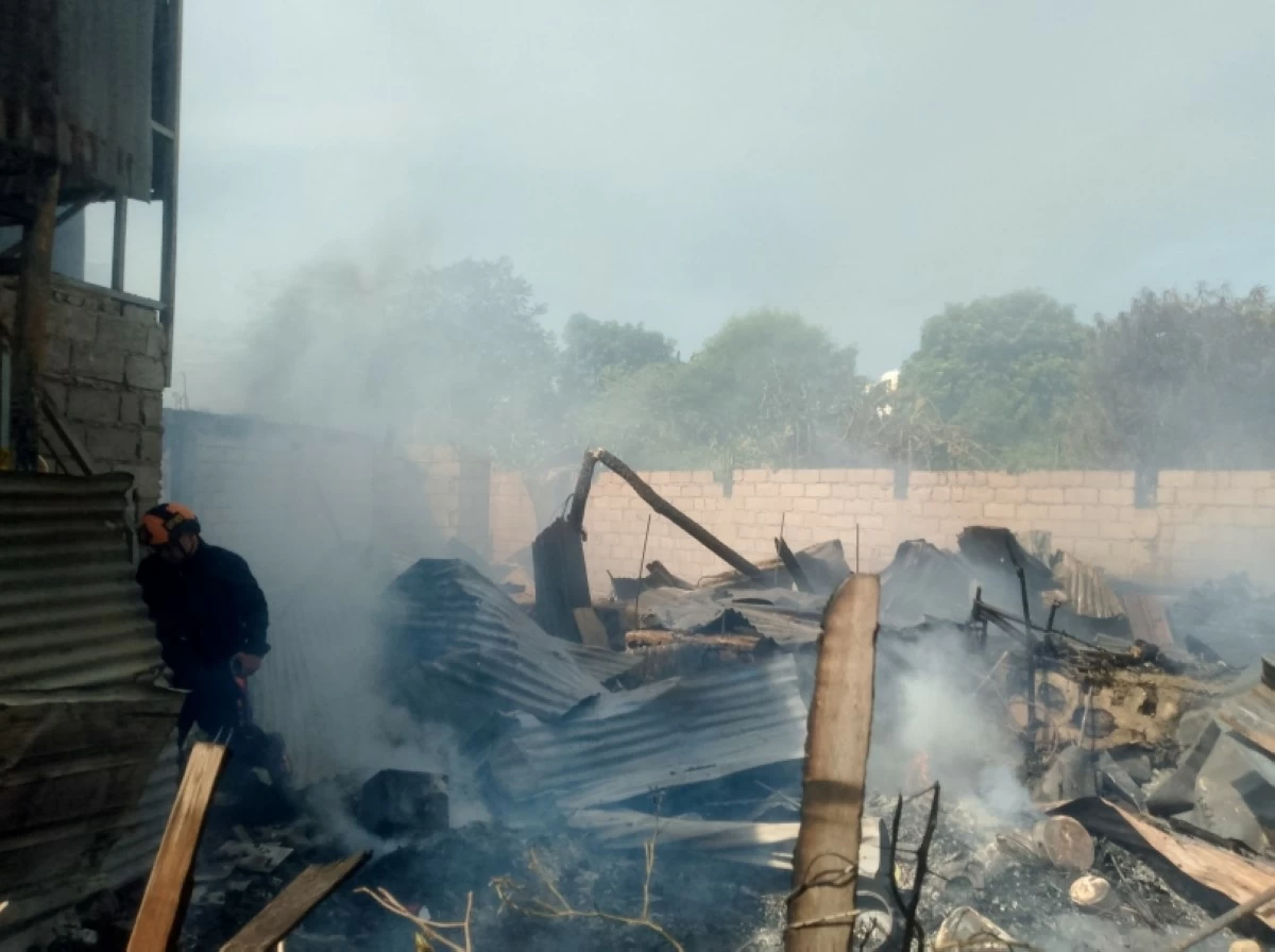 The fire in  Barangay Bambang, Taguig on June 17 (Photo from Baluarte Fire and Rescue Volunteer page on Facebook)