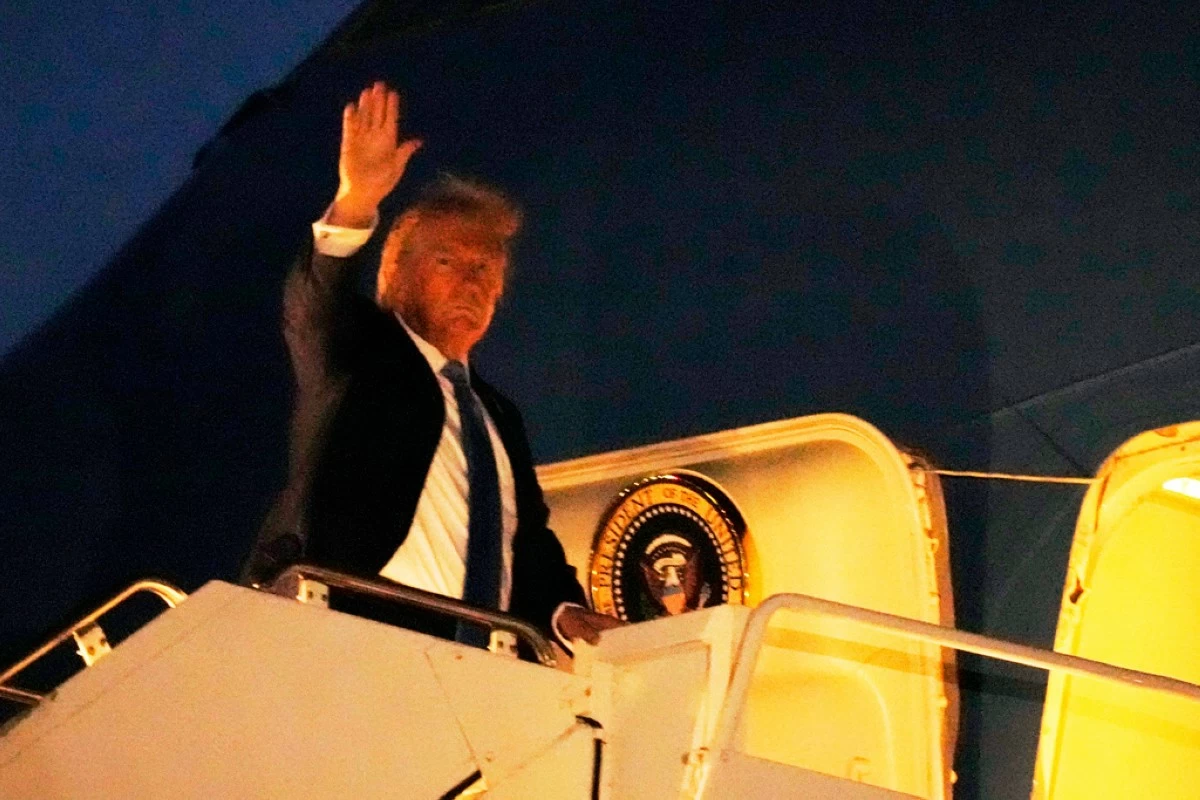 President Donald Trump boards Air Force One at Calgary International Airport, Monday, June 16, 2025, in Calgary, Canada, on his way back to Washington. (AP Photo/Mark Schiefelbein)