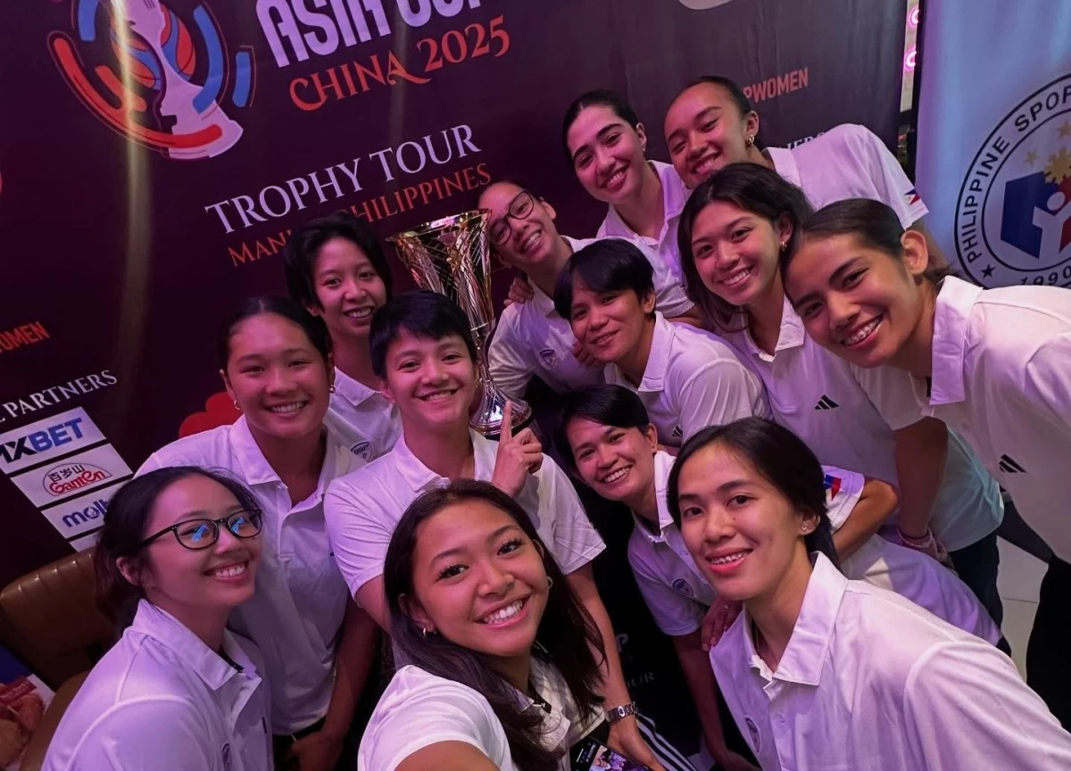Gilas Women take a photo with the FIBA Asia Cup trophy (SBP photo)