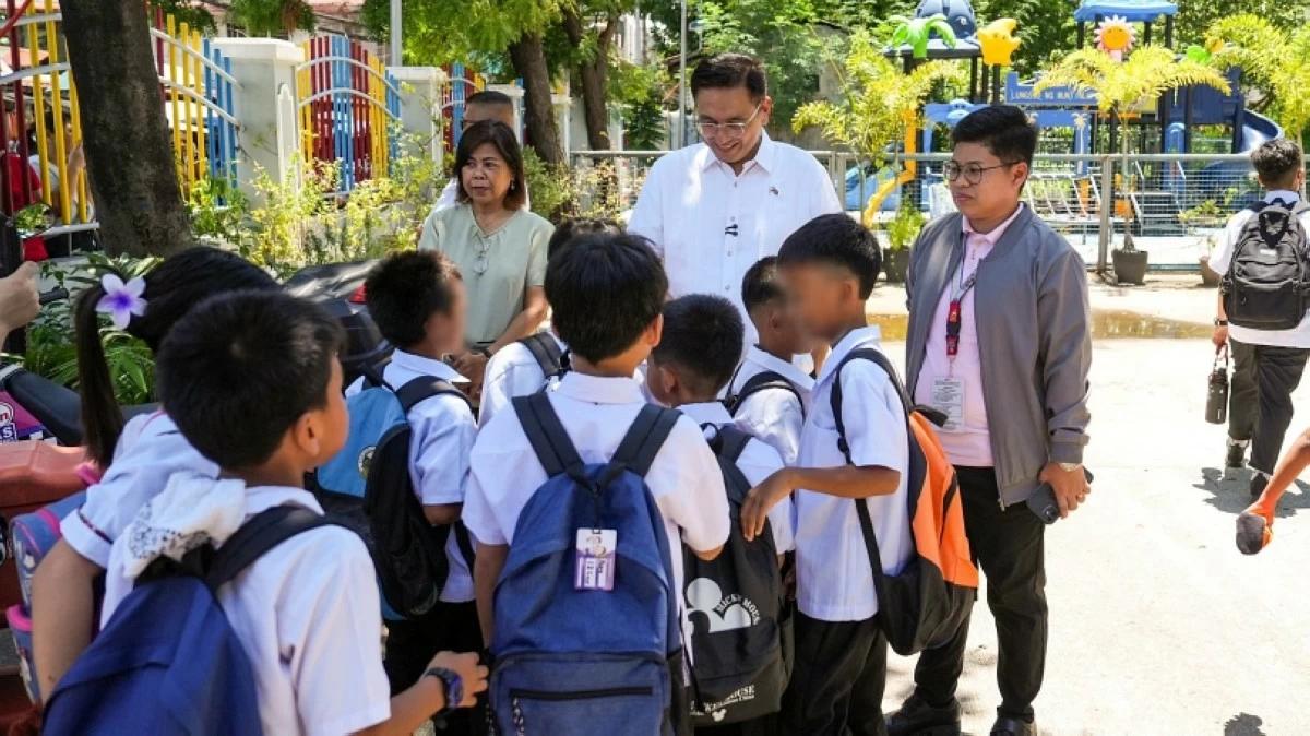 Muntinlupa Mayor Ruffy Biazon talks to elementary students on the opening of classes on June 16 (Photo from Muntinlupa PIO)