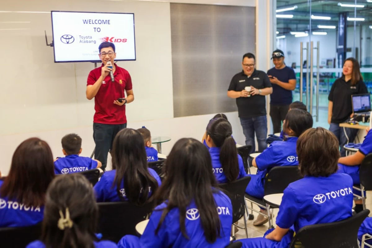 TMP Assistant Vice President for Marketing Services, Andy Ty, welcomes the kids to the activity.