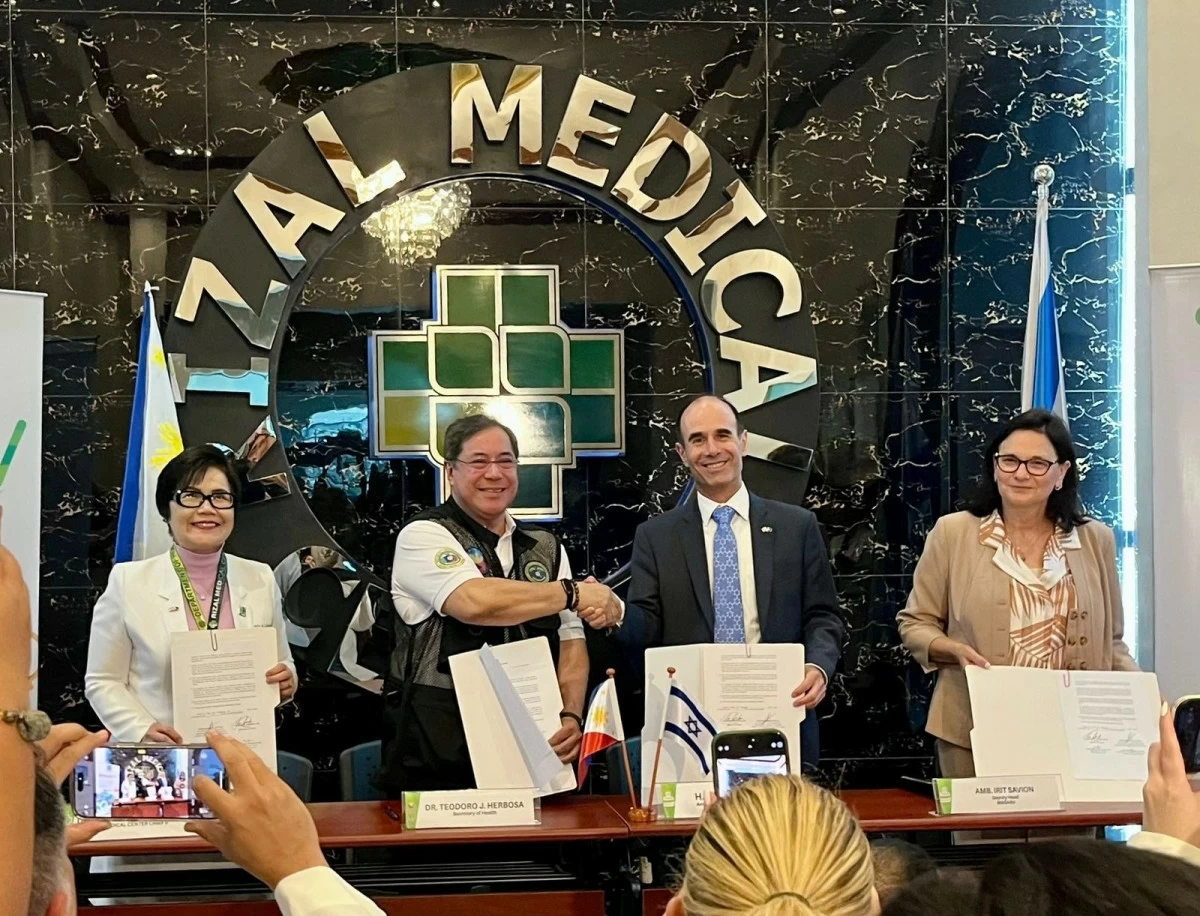 Rizal Medical Center Director, Dr. Maria Rica Lumage, Sec. of DOH Teodoro Herbosa,MD, Ambassador Ilan Fluss, Head of Mission Philippines, and Ambassador Irit Savion, MASHAV