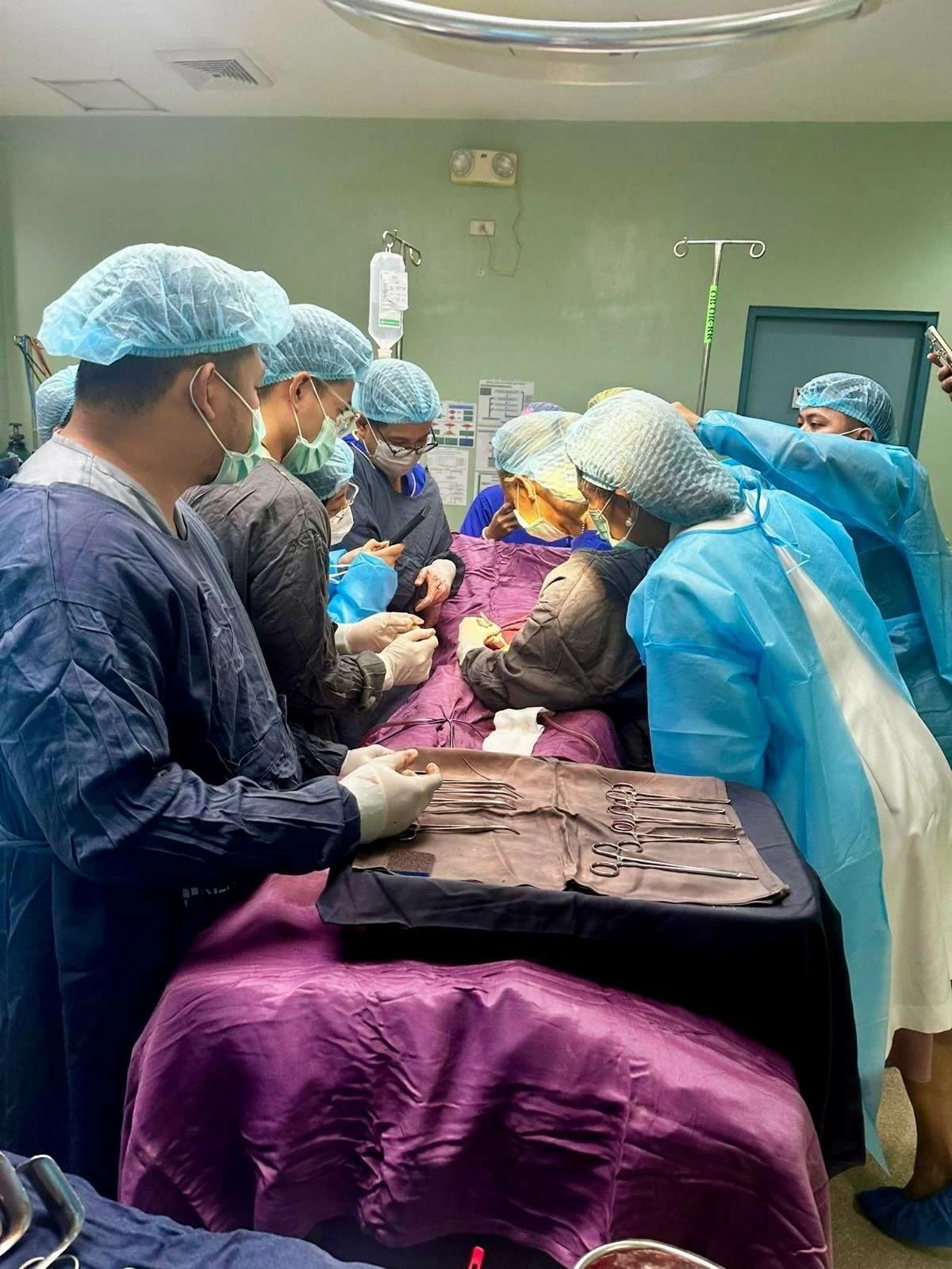 Dr. Ronit Almog demonstrating an innovative skin closure technique following a cesarean section, promoting faster healing and improved recovery