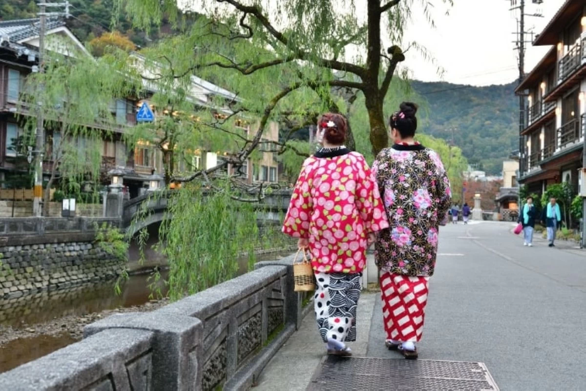 TRADITIONAL FASHION Folks wearing yukata outfits are a common sight along Otani River at Kinosaki Onsen.  (Photo from Hyogo Official Tourism Navigation)