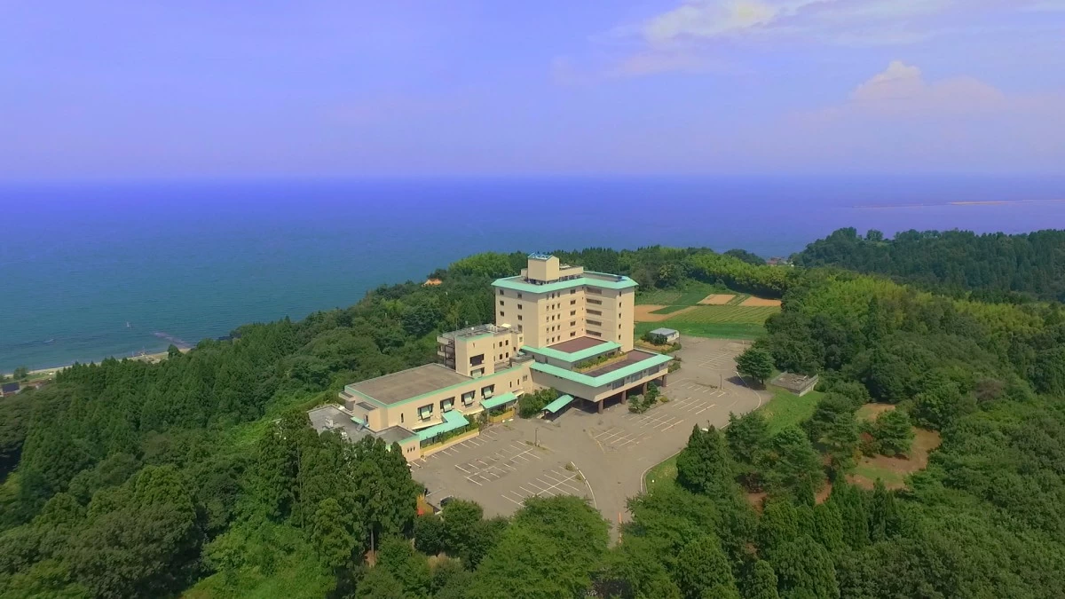 OUT IN THE MOUNTAINS Amaharashi Onsen Isohanabi in Takaoka City, Toyama. (Photo from Visit Toyama)