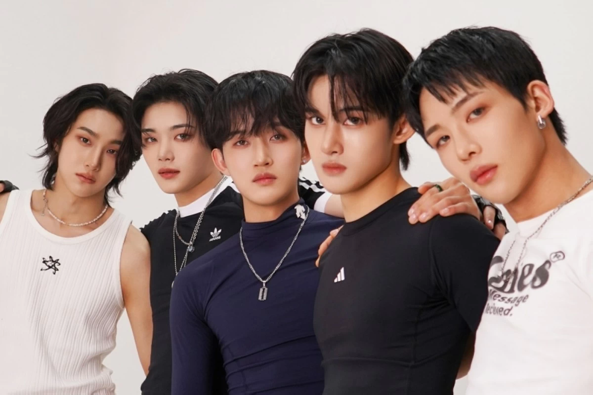 K-pop boy band 1Verse (Singing Beetle) 