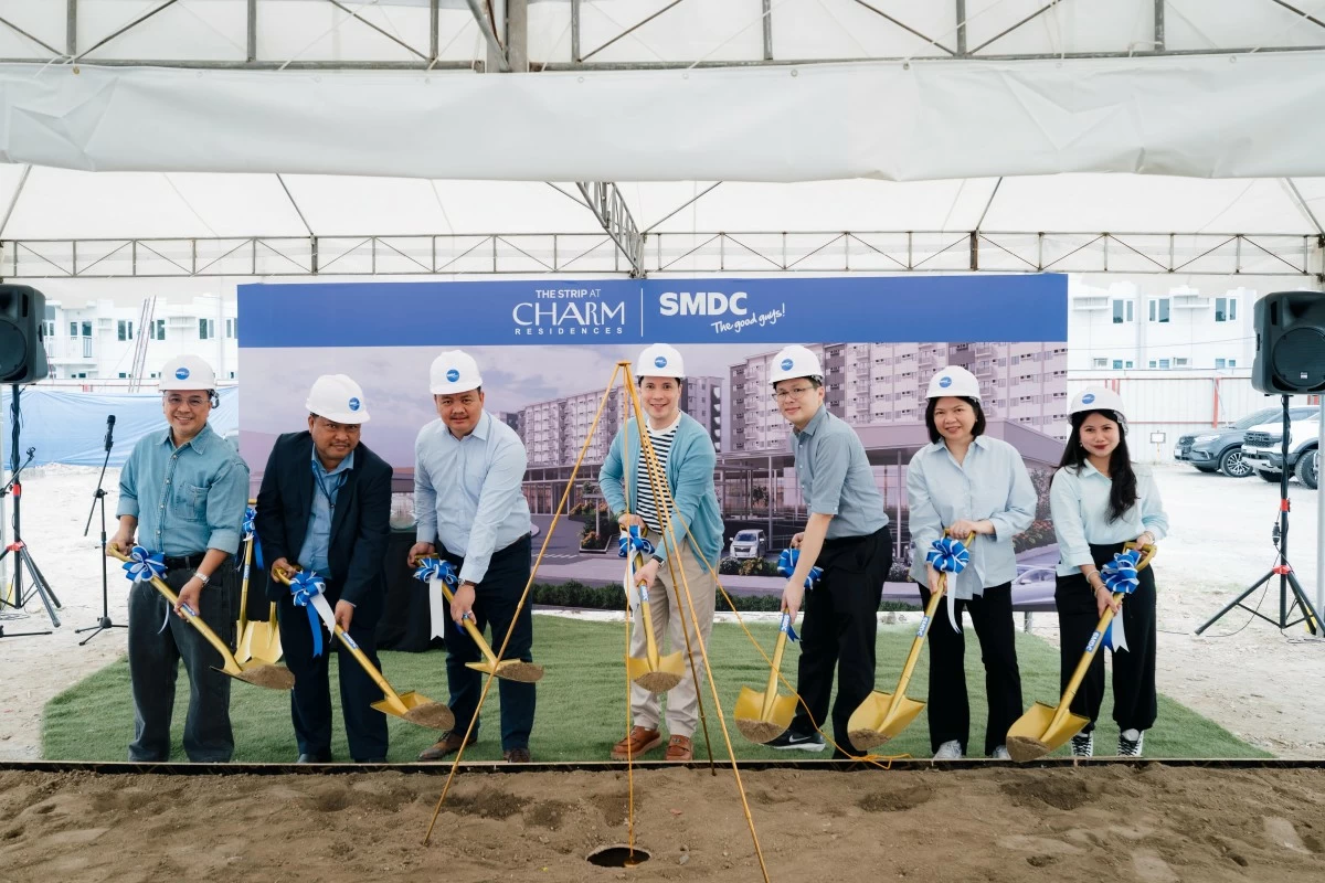 Edwin Yabut, VP head of planning, innovation, and design; Buenaventura Jr. Paa, SAVP of planning, innovation, and design; Adonis Abril Camariñas, project director, Charm Residences; Lorenzo Leon
Calingasan IV, SCMC AVP of operations; Paulino Tang Siy Jr., SCMC regional manager for operations; Ma. Olivia Paz Santayana, regional operations head of malls; and Keith Gabrielle De Ocampo, assistant project director, Charm Residences