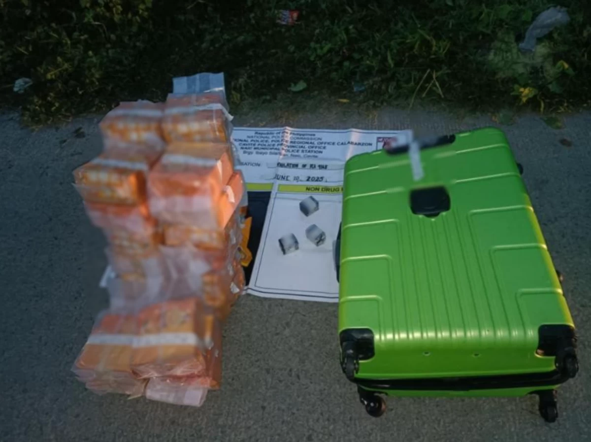 The suitcase containing P204 million worth of suspected shabu discovered in a vacant lot in Barangay Sabang in Naic, Cavite, on June 20 (Photo from PRO4A/MANILA BULLETIN)