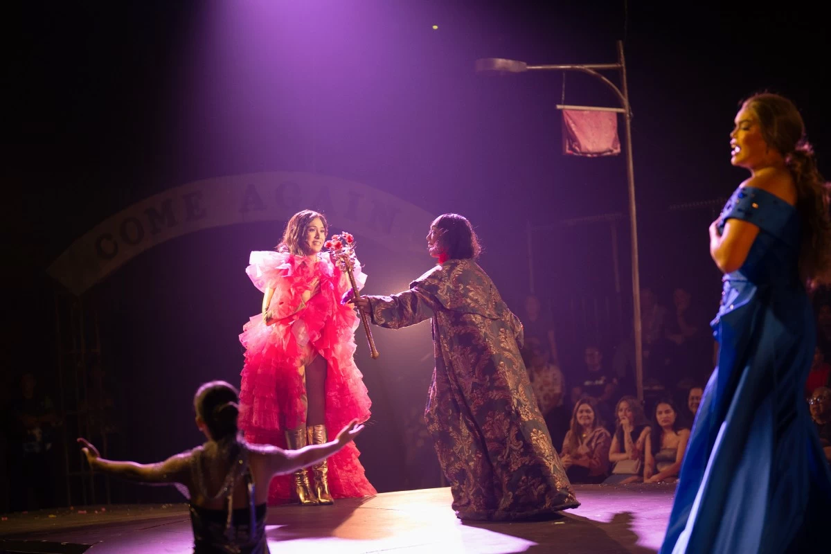 Jamila Rivera (center) as Maxie Oh