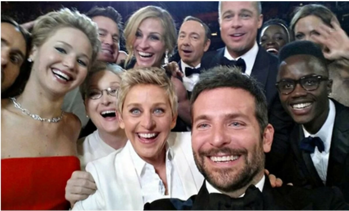 The famous (and most expensive) 2014 Oscars selfie.