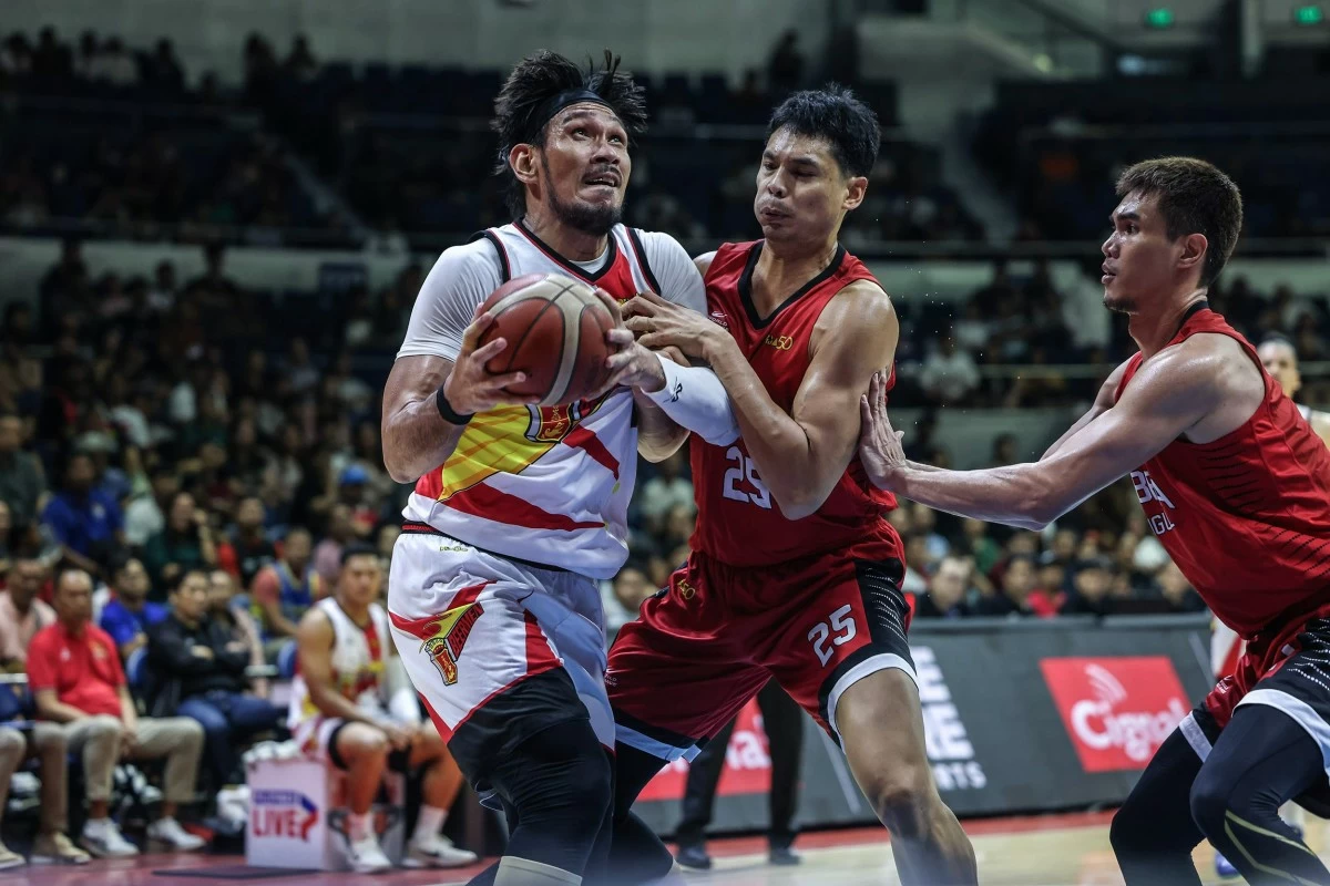SAN MIGUEL Beermen June Mar Fajardo, left, remains one of Ginebra's biggest threats in their semifinal affair in the PBA Philippine Cup. (PBA Images)