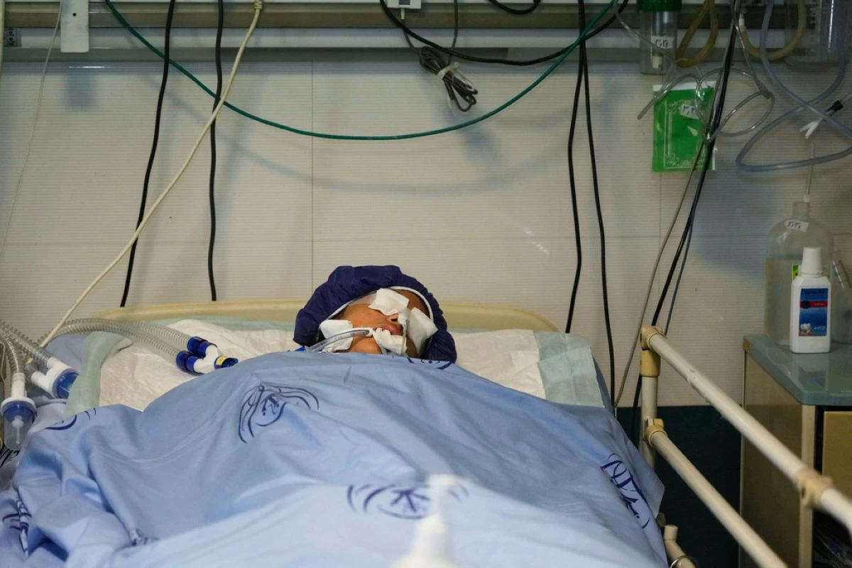 Parnia Rahmanian, 13, lies unconscious in a hospital bed following Israeli strike that targeted her neighborhood, in Tehran, Iran, Saturday, June 21, 2025. (AP Photo/Vahid Salemi)