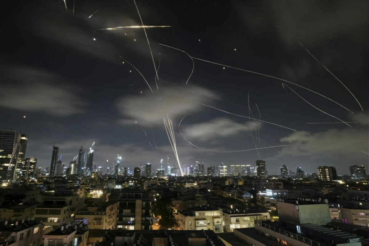 The Israeli Iron Dome air defense system fires to intercept missiles during an Iranian attack over Tel Aviv, Israel, early Wednesday, June 18, 2025. (AP Photo/Leo Correa)
