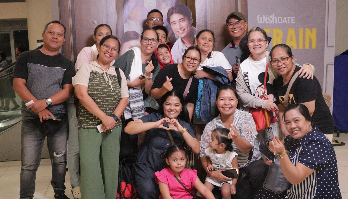 Eager fans pose for a photo ahead of the Wish Date: Refrain event.
