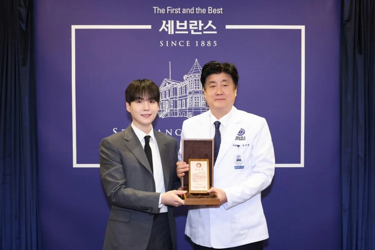 BTS member Suga (left) with Dr. Keum Ki Chang, president and CEO of the Yonsei University Health System, which owns Severance Hospital (Photo from Severance Hospital) 