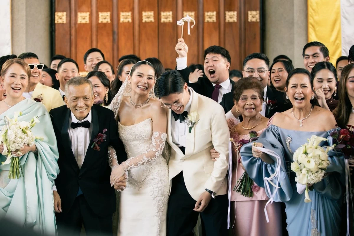 The newlyweds with their parents Yolly and Joey Reyes, and Sonia Mayor Valerie Sotto