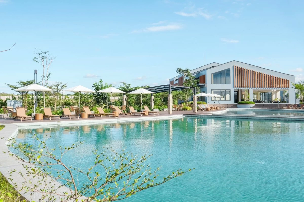 Arden Botanical Village clubhouse and pool