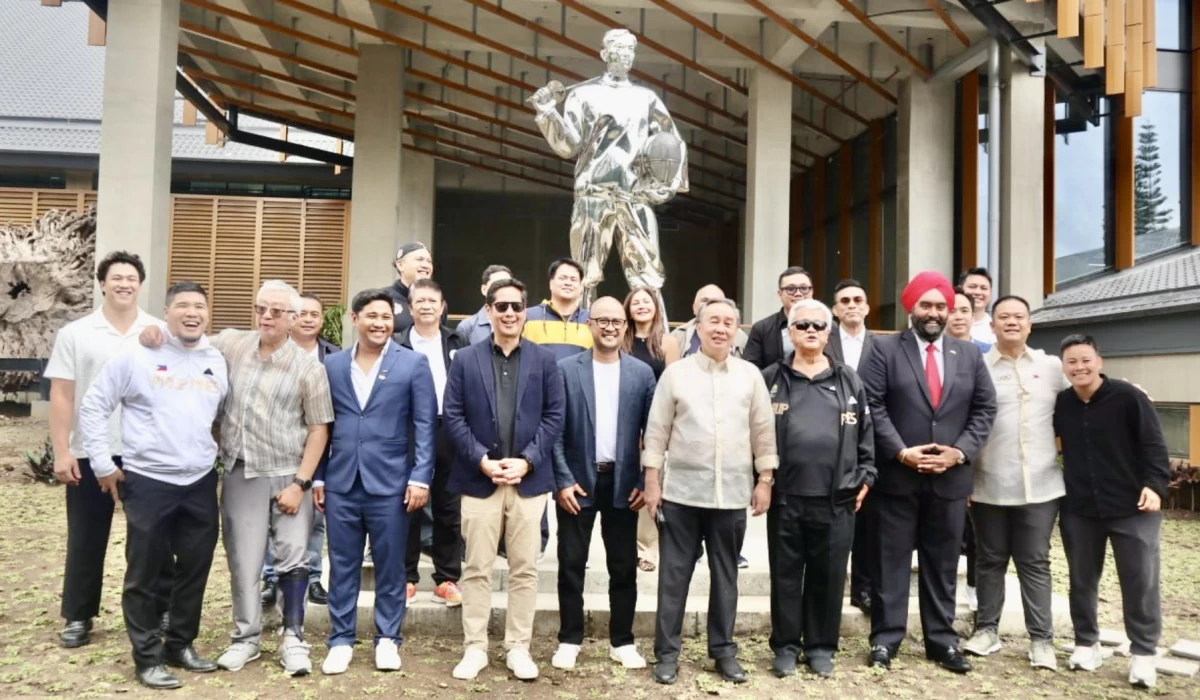POC president Abraham “Bambol” Tolentino and ACC president Dato’ Amarjit Singh Gill along with POC executive board members and NSA heads and officials pose in front of the stainless steel 12-foot statue of National Hero Dr. Jose P. Rizal clad in fencing gear in front of the brand new Tagaytay City Hall. (Contributed photo)