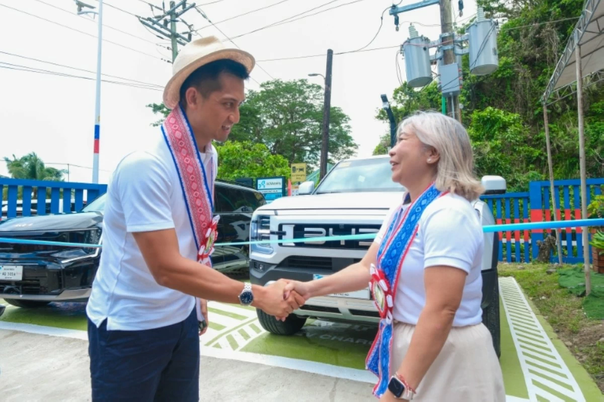 From left: Ilocos Norte Governor, Matthew Marcos Manotoc; and Yvonne Castro, ACMobility Regulatory and Government Affairs Officer