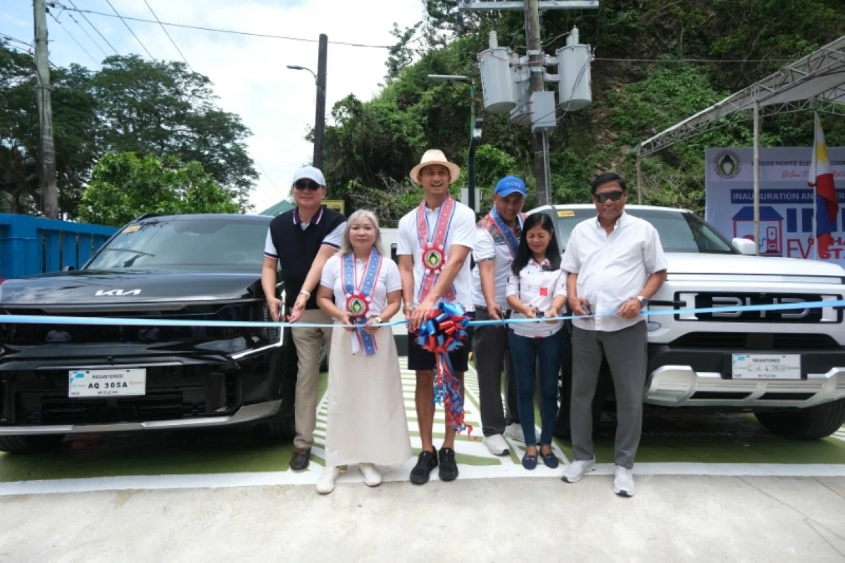 From left: INEC General Manager, Perry Martinez; Yvonne Castro, ACMobility Regulatory and Government Affairs Officer; Ilocos Norte Governor, Matthew Marcos Manotoc; Pagudpud, Ilocos Norte Mayor, Rafael Ralph L. Benemerito II; Sangguniang Panlalawigan, Cheryll Tabangay; and INEC Board of Directors Vice President, Jaime Garvida.