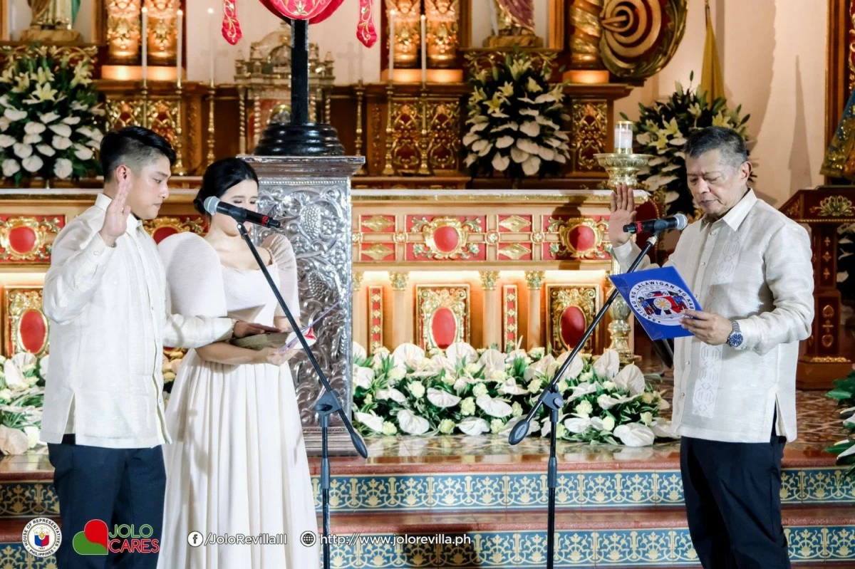 Governor-elect Francisco Gabriel “Abeng” Remulla takes his oath before his father, Justice Sec. Jesus Crispin 